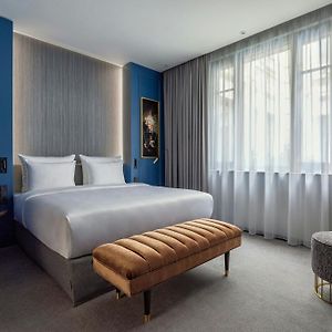 Zimmer mit Kingsize-Bett
