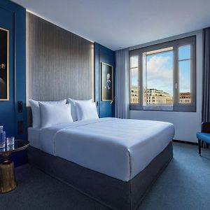 Zimmer mit Kingsize-Bett